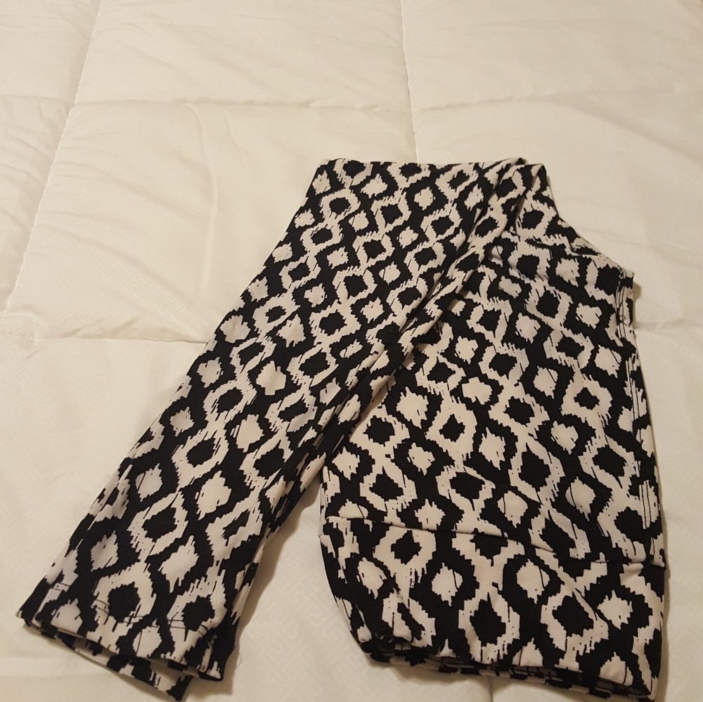 Lularoe black and white diamond print legging